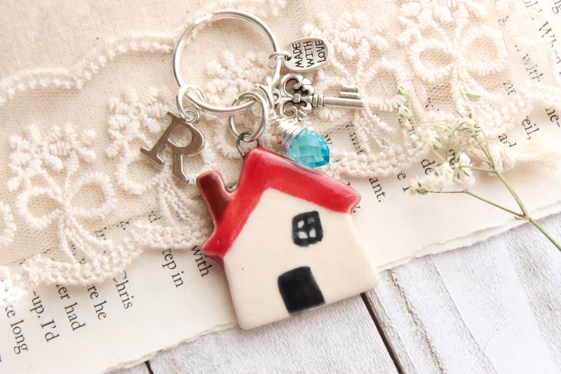 Personalisierter Keramikhaus Schlüsselanhänger Initiale & Geburtsstein, Geschenk Für Ein Neues Zuhause von MarthaStudioDesigns