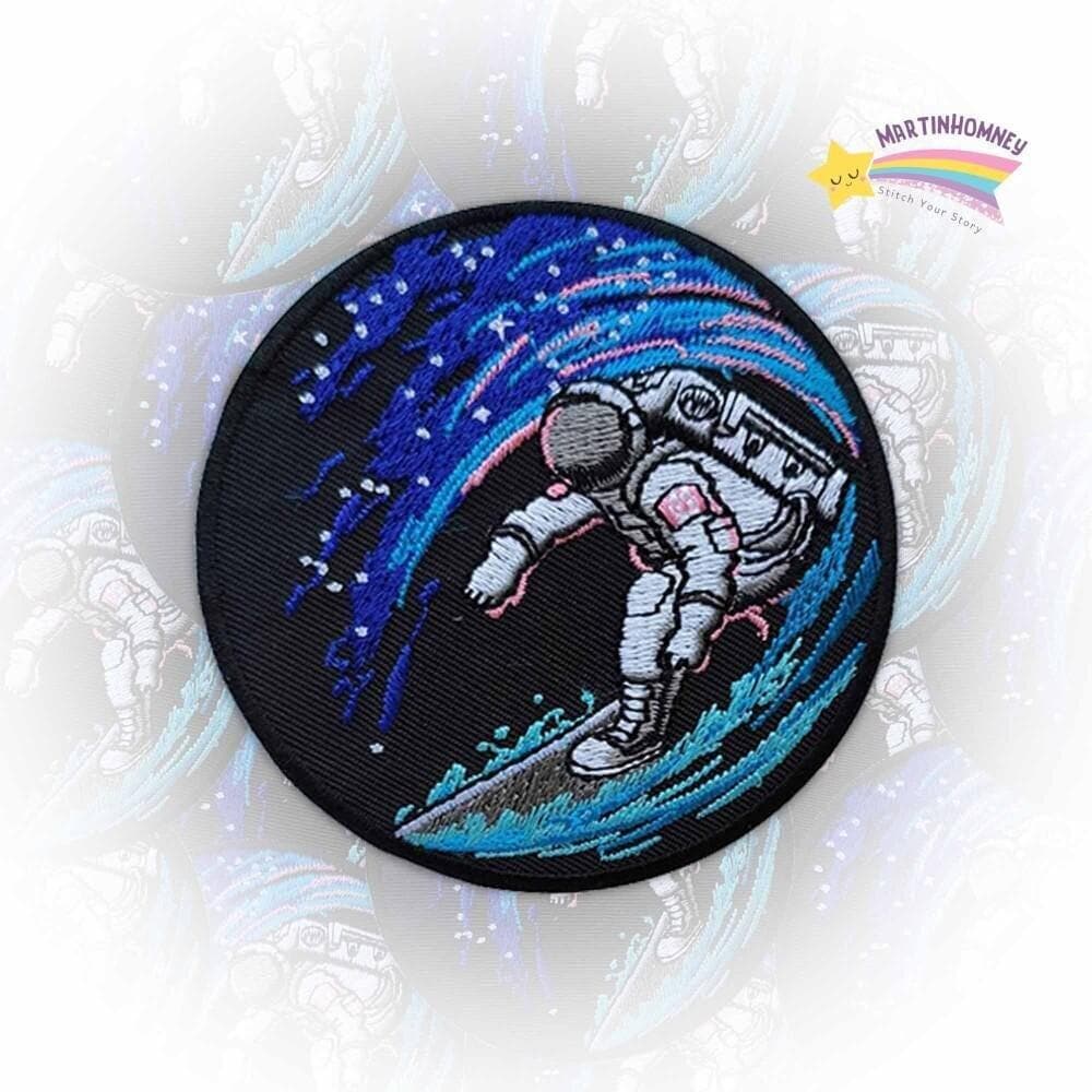 Astronaut Surfing Gestickter Aufnäher - Space Theme Bügelbild Für Jacke Oder Rucksack, Cooler Galaxy Patch Jungen, Lustige Geschenkidee Astronaut Surfing Gestickter Aufnäher - Space Theme Bügelbild Für Jacke Oder Rucksack, Cooler Galaxy Patch Jungen, Lustige Geschenkidee von MartinHomney