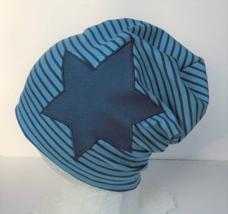 Beanie Mütze Für Jungen Jeansblau Gestreift Mit Stern in Blau, Babymütze von MartinaBormann