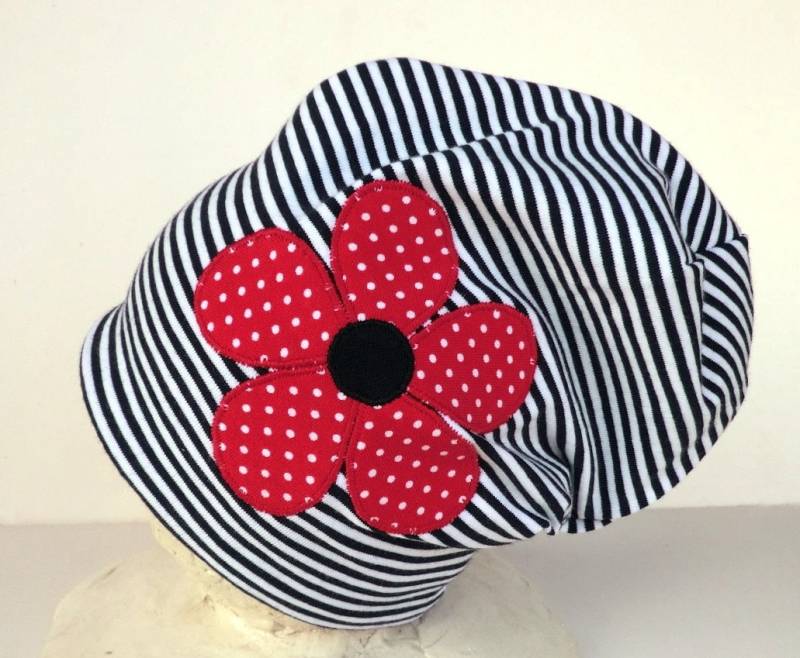 Beanie Mütze Für Mädchen Blau Weiß Gestreift, Blume in Rot, Babymütze von MartinaBormann