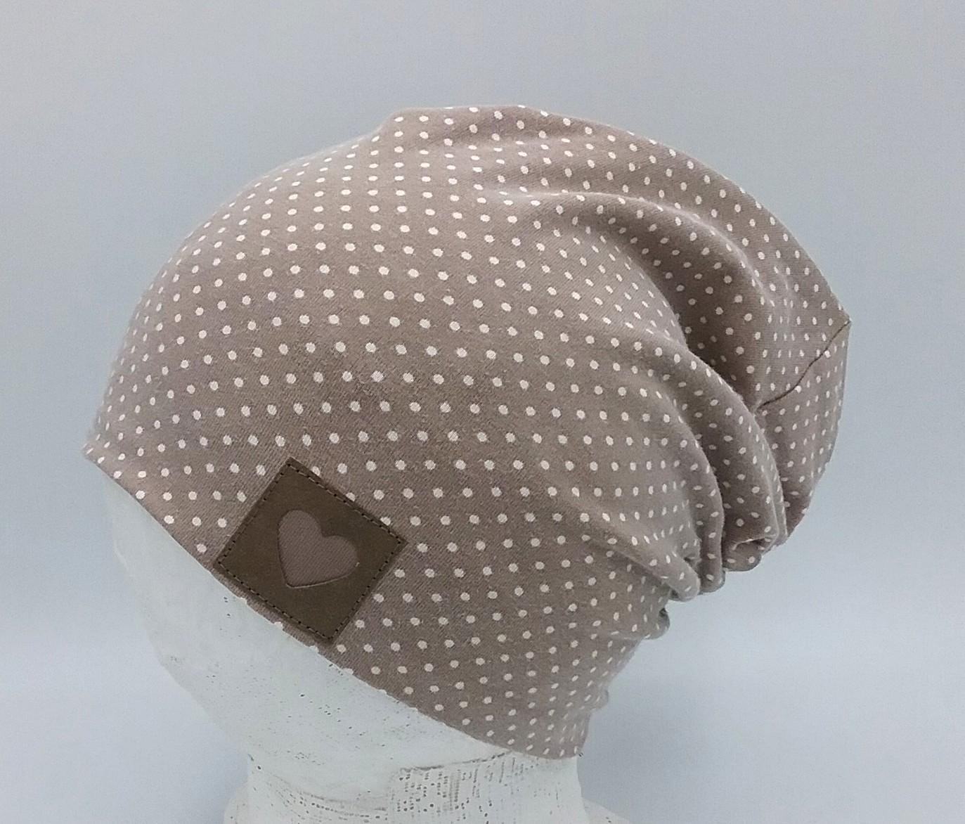 Beanie Mütze Hellbraun Mit Weißen Punkten, Für Mädchen, Herzpatch, Babymütze von MartinaBormann