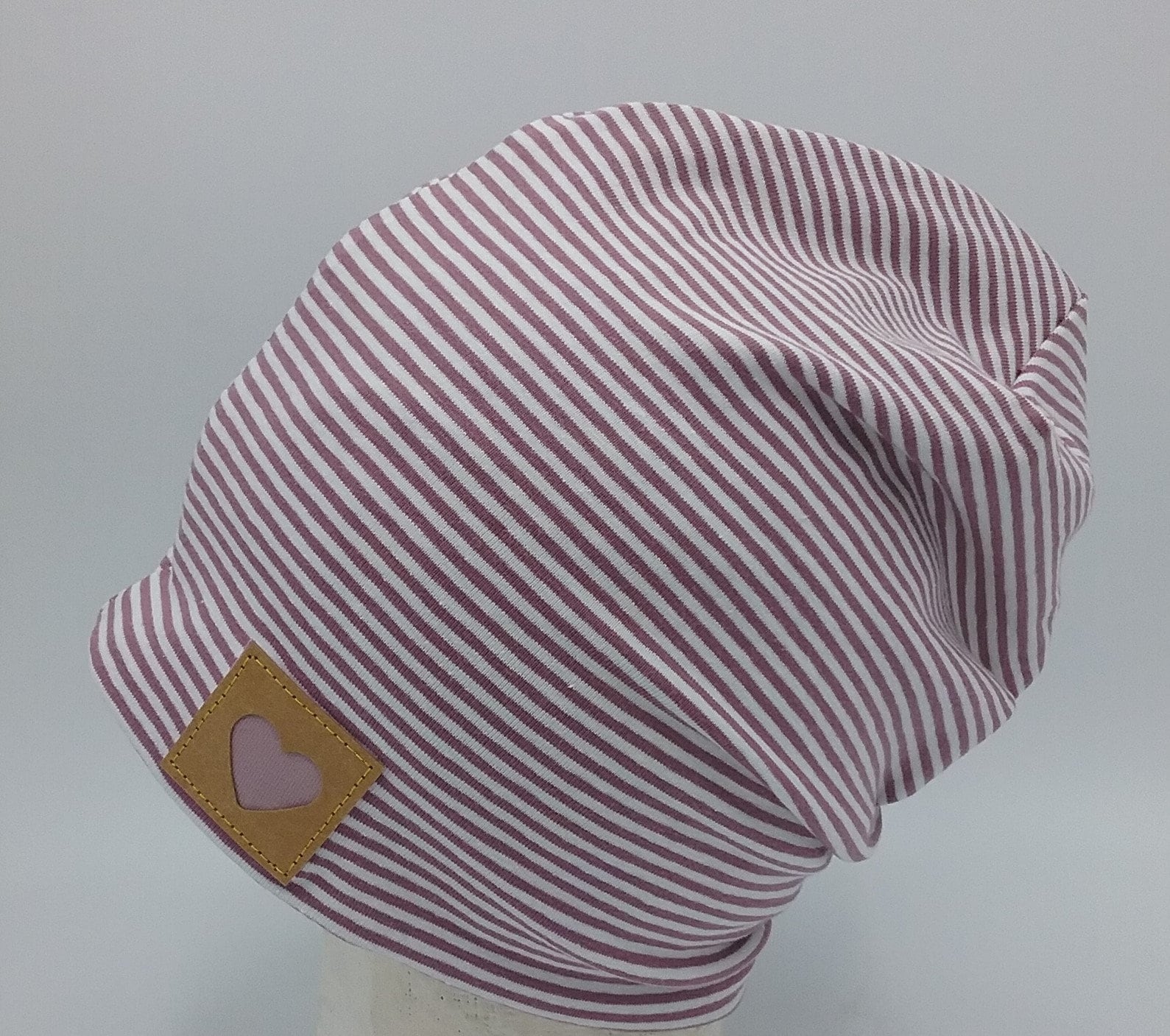 Mütze, Beanie, Mädchen, Flieder Weiß Gestreift, Herzpatch, Babymütze von MartinaBormann