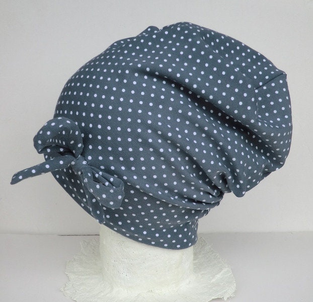Mütze Beanie Für Mädchen Grau Mit Weißen Pünktchen Und Schleife, Babymütze von MartinaBormann