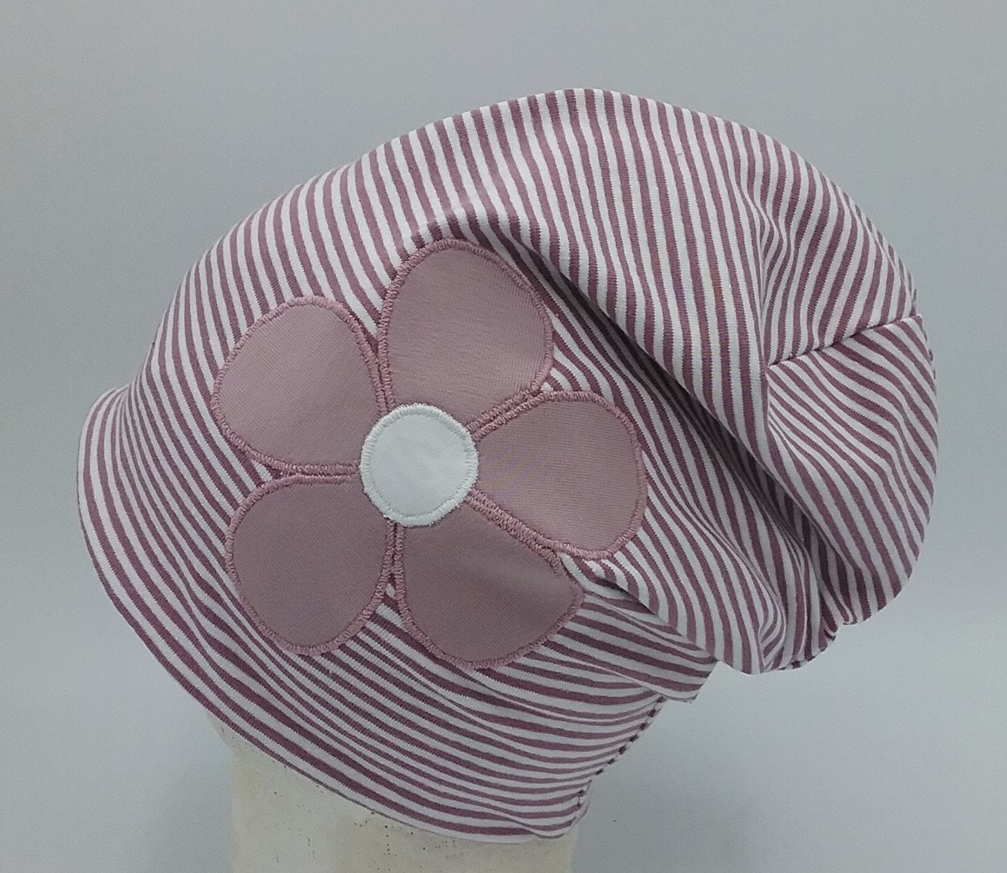 Mütze Mädchen, Beanie, Weiß Flieder Gestreift, Applizierte Blume von MartinaBormann