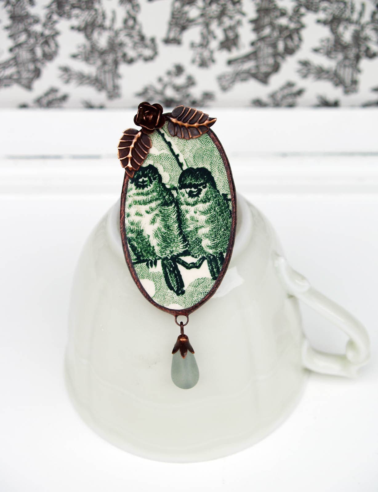 Vintage Brosche Aus Recycelter Keramik Mit Vogelmotiv Vintage Brosche Aus Recycelter Keramik Mit Vogelmotiv von MartinaHEJMALOVA