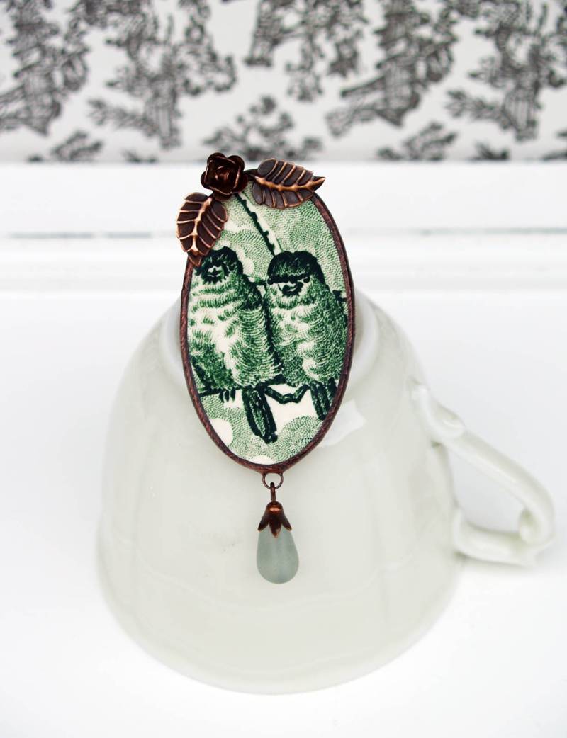 Vintage Brosche Aus Recycelter Keramik Mit Vogelmotiv Vintage Brosche Aus Recycelter Keramik Mit Vogelmotiv von MartinaHEJMALOVA