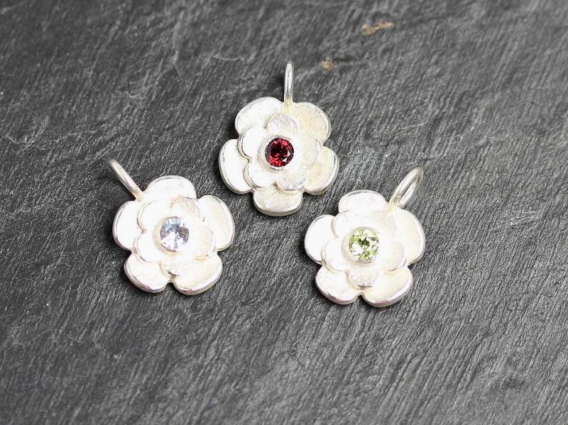Anhänger Blümchen 925 Silber, Blümchenanhänger Mit Versch. Edelsteinen, Granat, Topas, Peridot von MartinaMerkleSchmuck
