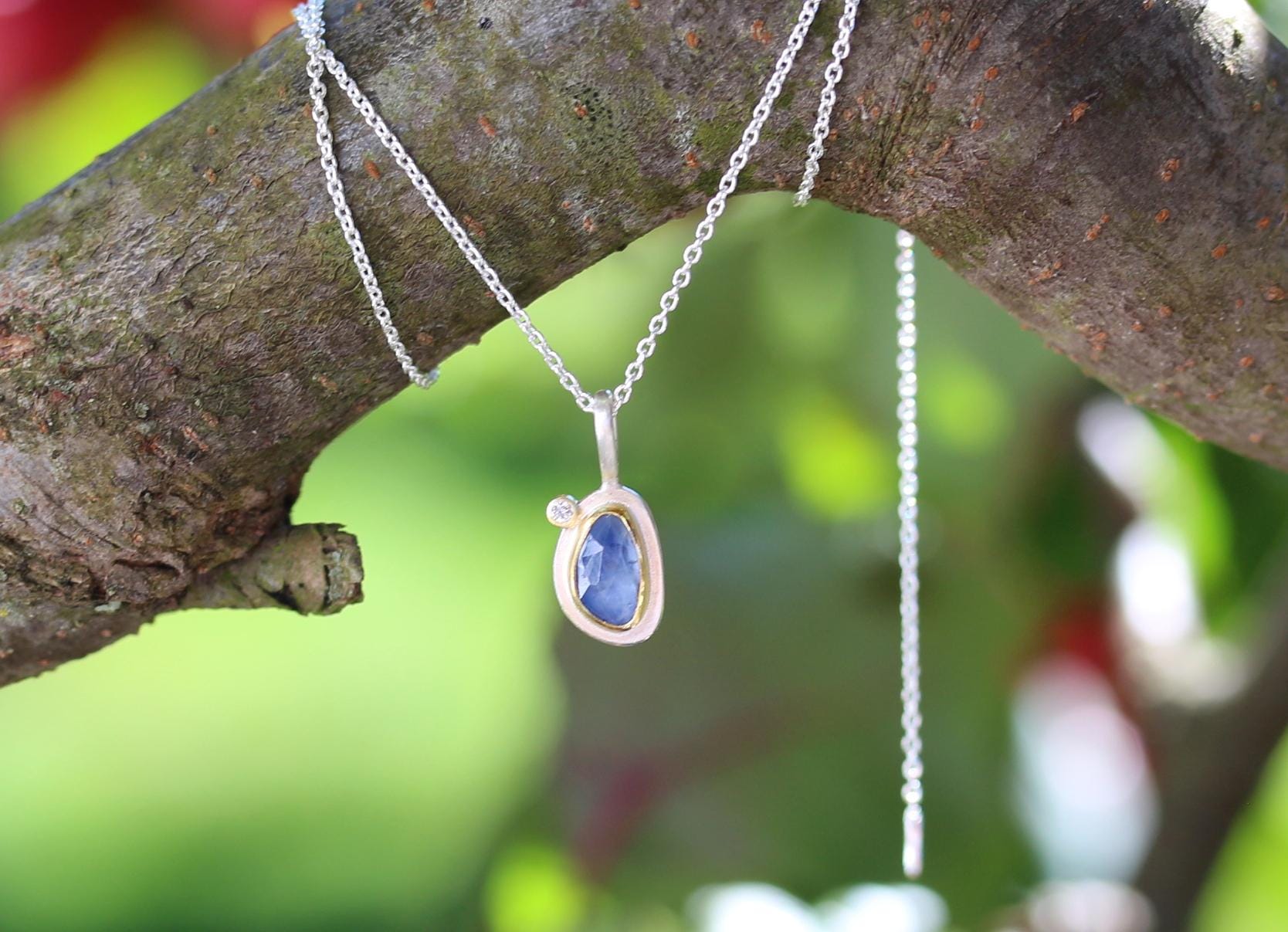 Anhänger Mit Saphir Im Rosenschliff Und Diamant in 925 Silber 900 Gold, Minimalistisch von MartinaMerkleSchmuck