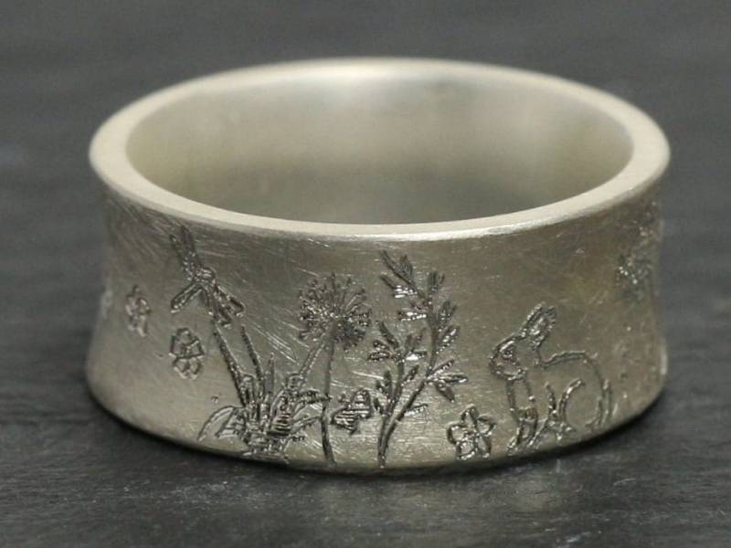 Breiter Ring, 925 Silber, Konkav Mit Blumenwiese Und Häschen/Kaninchen von MartinaMerkleSchmuck