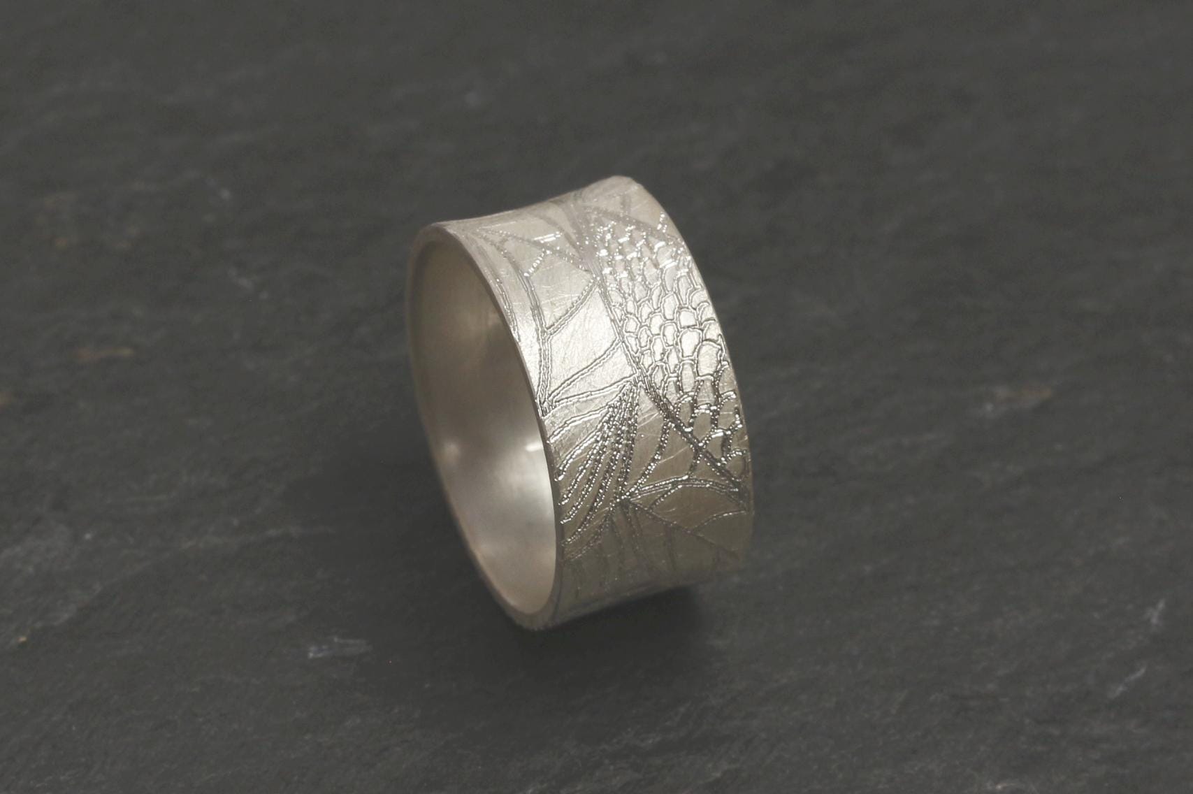 Breiter Ring, 925 Silber Mit Gravur Aus Blättern von MartinaMerkleSchmuck