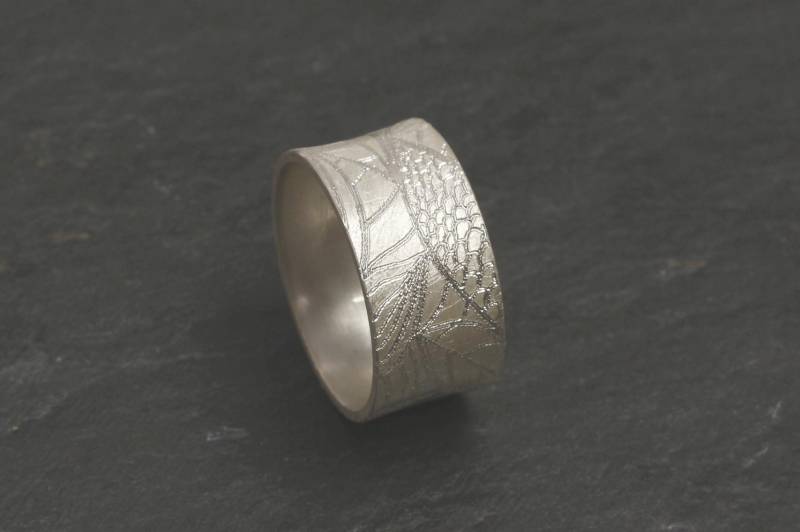 Breiter Ring, 925 Silber Mit Gravur Aus Blättern von MartinaMerkleSchmuck