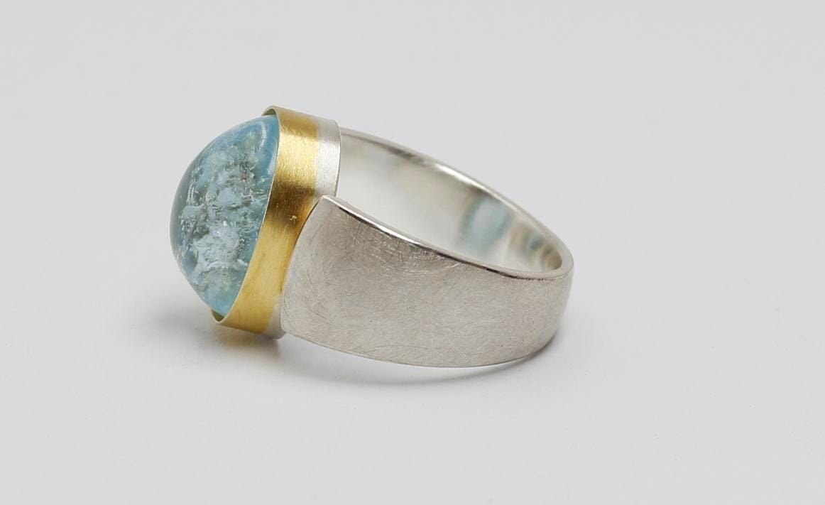 Breiter Ring Mit Großem Blauem Topas in 925 Silber Und 900 Gold von MartinaMerkleSchmuck