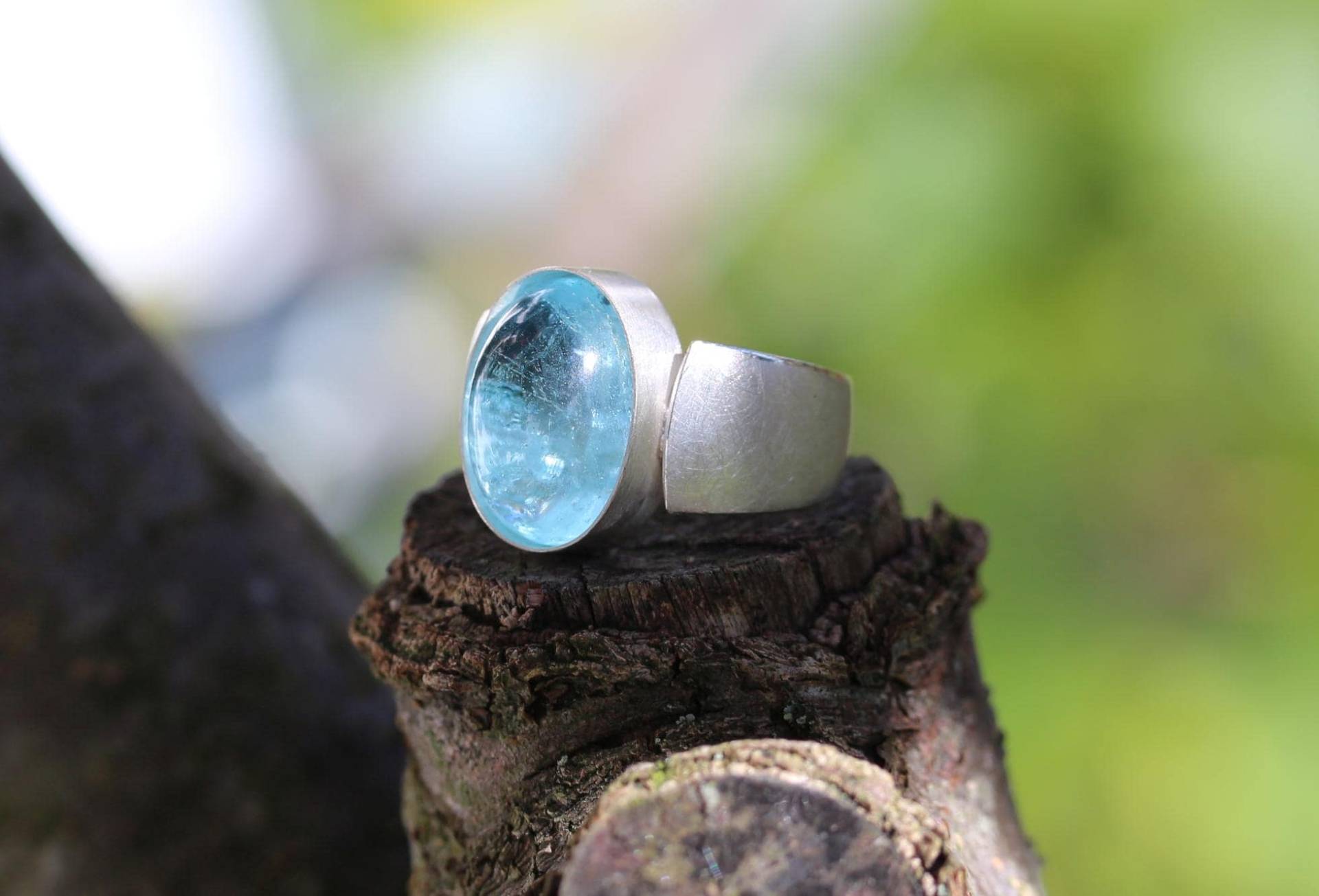 Breiter Ring Mit Großem Blauem Topas in 925 Silber von MartinaMerkleSchmuck