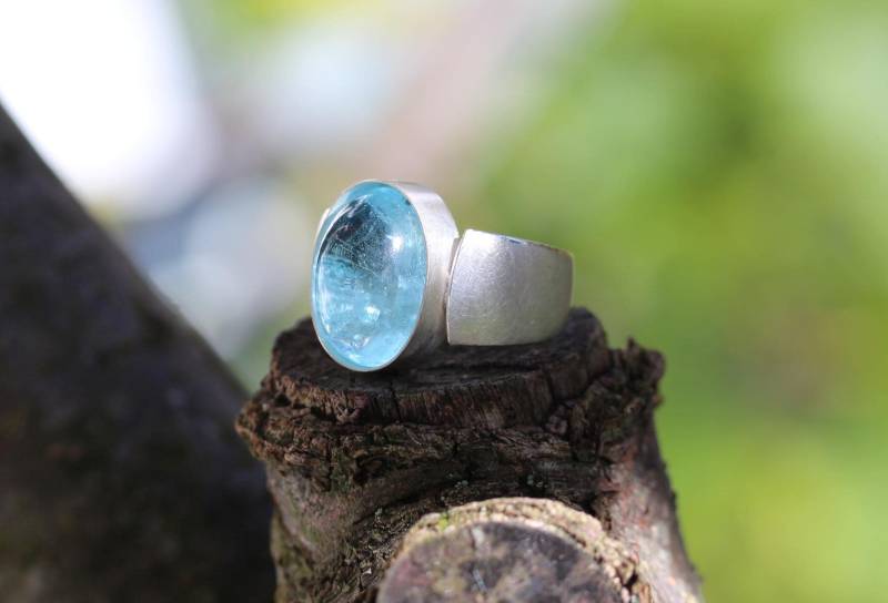 Breiter Ring Mit Großem Blauem Topas in 925 Silber von MartinaMerkleSchmuck