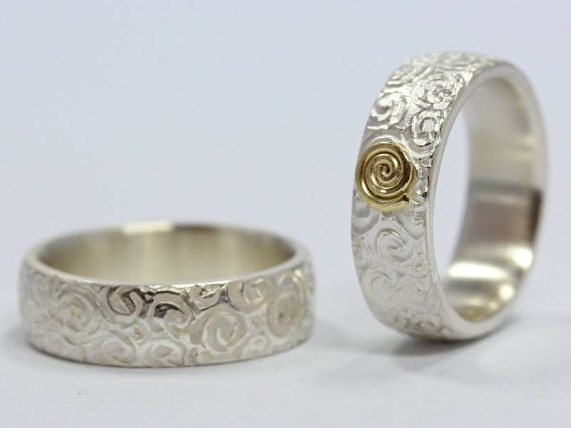 Eheringe, 925 Silber Mit Struktur Und Spirale Aus Gold, Trauringe von MartinaMerkleSchmuck