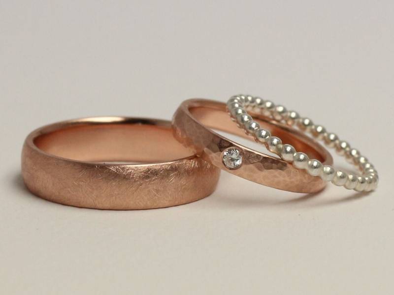 Eheringe 585 Rotgold Mattiert Und Hammerschlag, Diamant von MartinaMerkleSchmuck