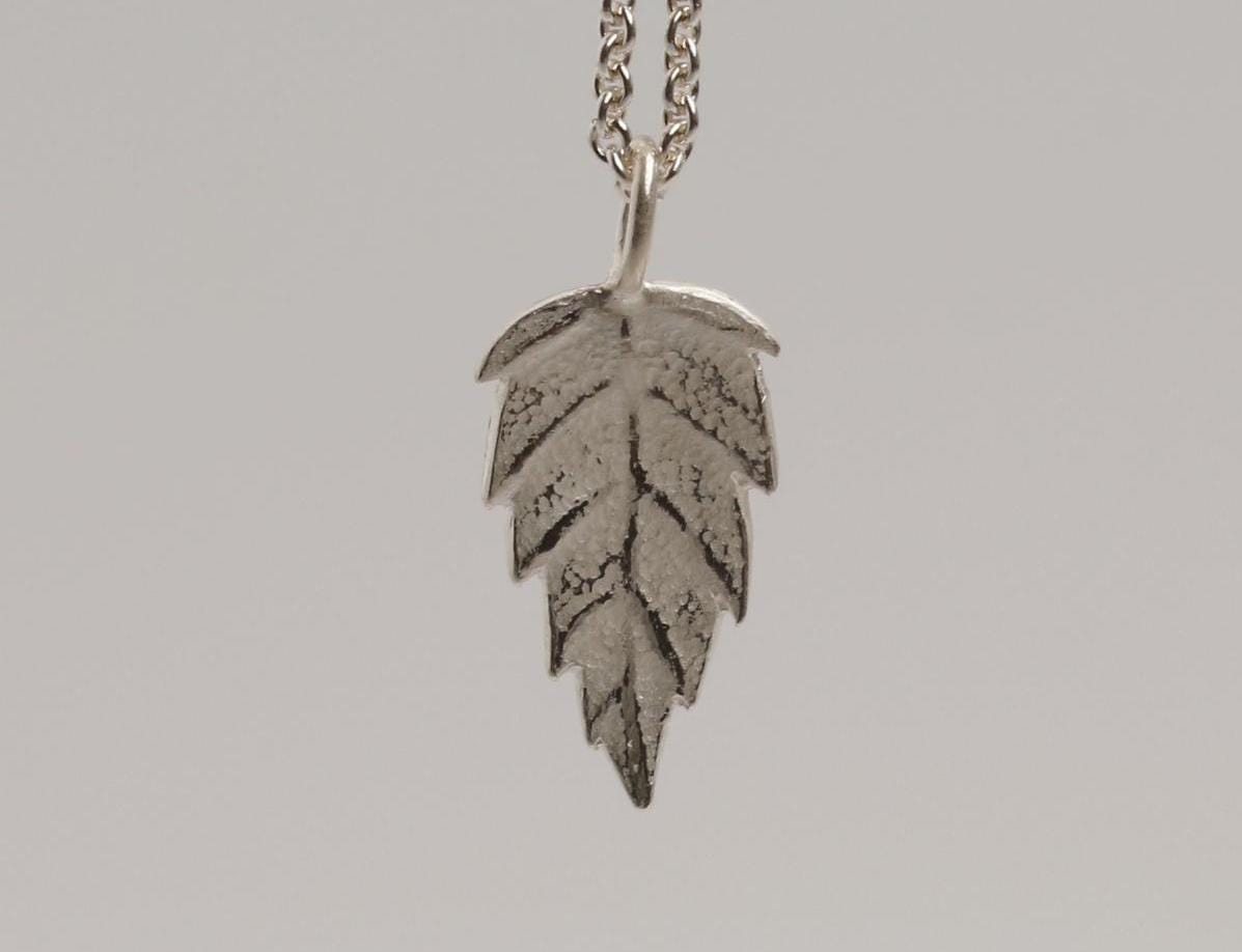 Kleines Blatt, 925 Silber, Anhänger, Ranukelblatt von MartinaMerkleSchmuck