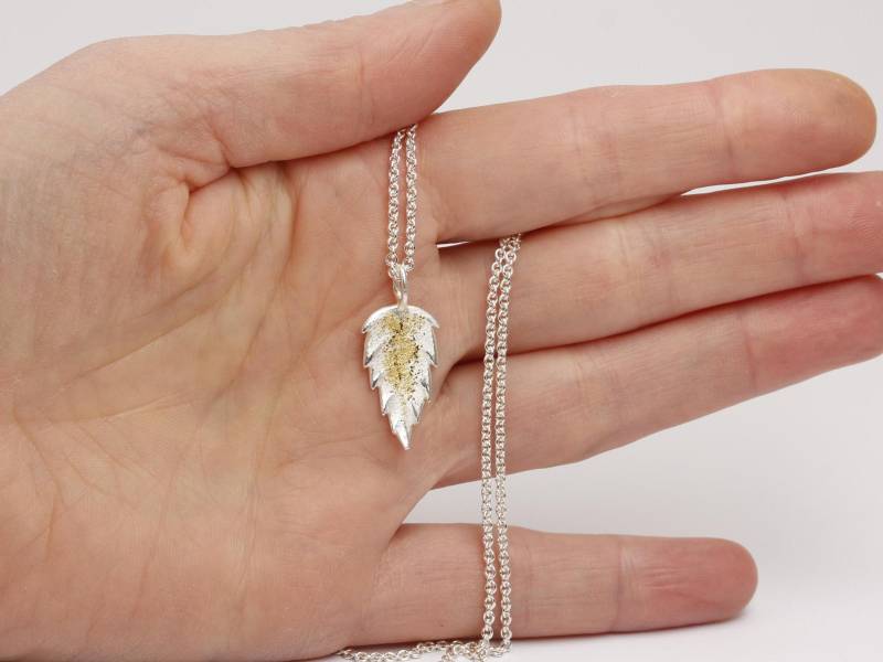 Kleines Blatt, 925 Silber, Feingold, Anhänger, Ranukelblatt 999 Gold von MartinaMerkleSchmuck