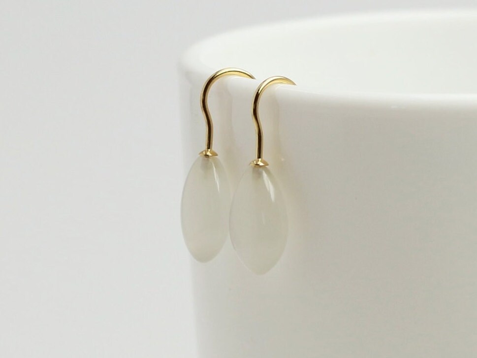 Ohrhänger Mit Mondstein Verg. Bügelhänger von MartinaMerkleSchmuck