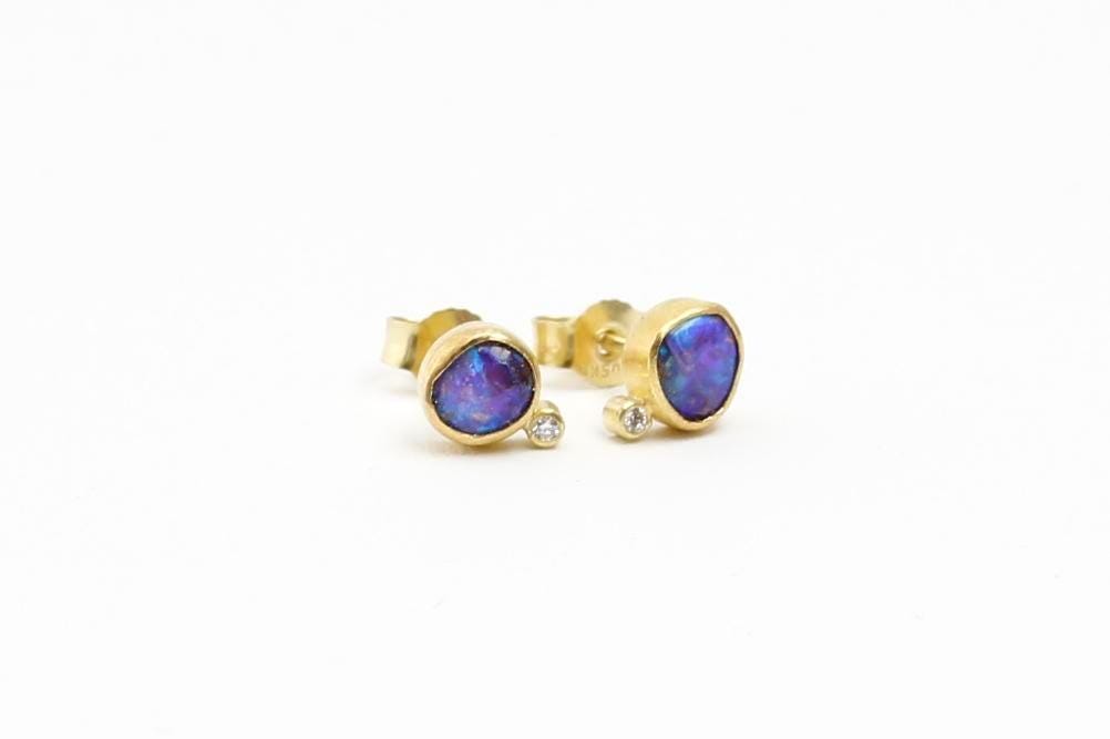 Ohrstecker Mit Opal Und Diamant in 750 Gold, Minimalistisch, 18Kt von MartinaMerkleSchmuck