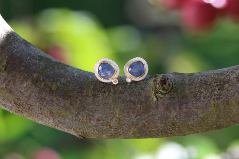 Ohrstecker Mit Saphir Im Rosenschliff Und Diamant in 925 Silber 900 Gold, Minimalistisch von MartinaMerkleSchmuck