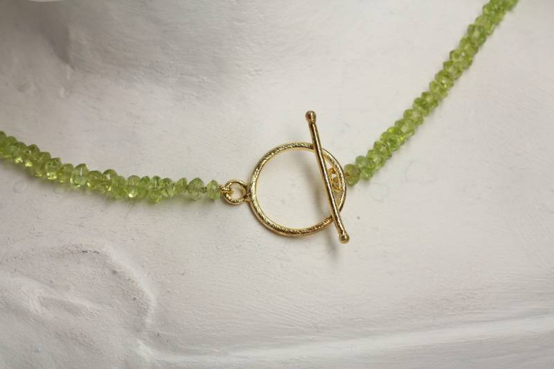 Peridotkette, Vergoldeter Knebelverschluss, Edelsteinkette von MartinaMerkleSchmuck