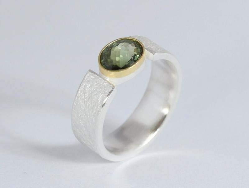 Ring Aus 925 Silber, Mit Grünem Turmalin in 900 Gold von MartinaMerkleSchmuck