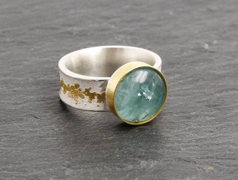 Ring Mit Aquamarin Aus 925 Silber Und 999 Gold von MartinaMerkleSchmuck