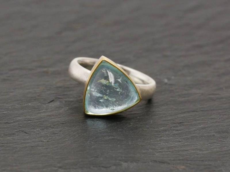 Ring Mit Großem Blauem Topas, in 925 Silber Und 900 Gold, Triangelform von MartinaMerkleSchmuck