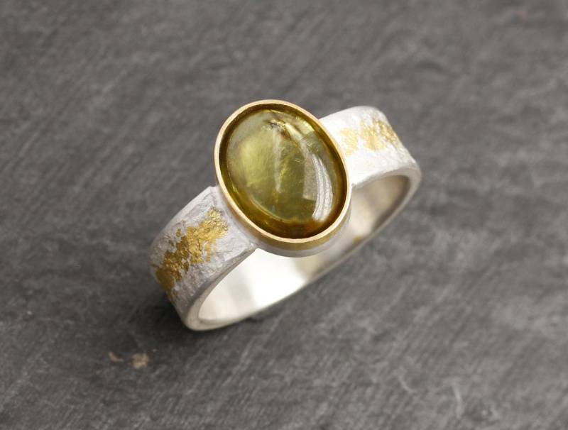 Ring Mit Grunem Turmalin Aus 925 Silber Und 900 Gold von MartinaMerkleSchmuck