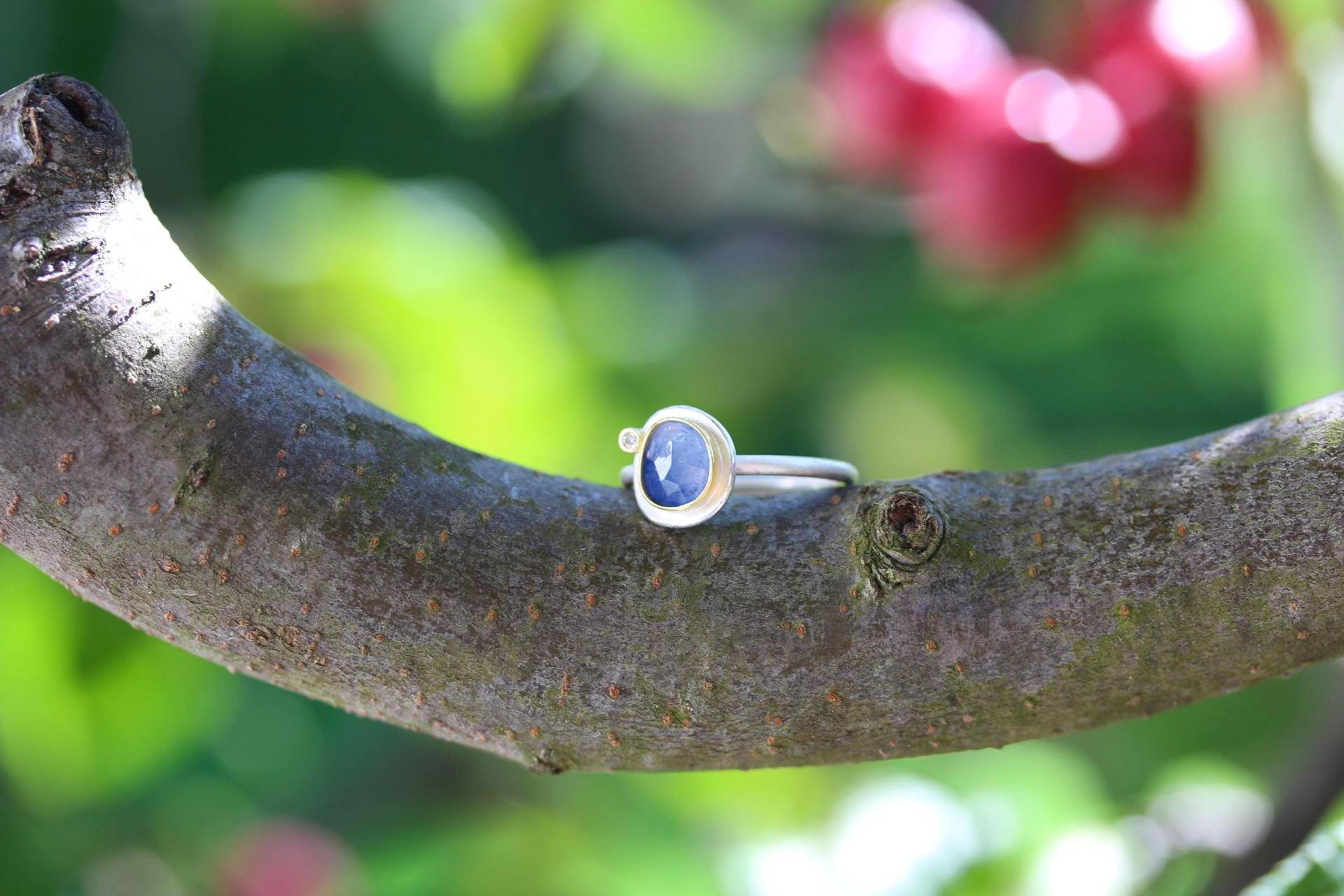 Ring Mit Saphir Im Rosenschliff Und Diamant in 925 Silber 900 Gold, Minimalistisch von MartinaMerkleSchmuck