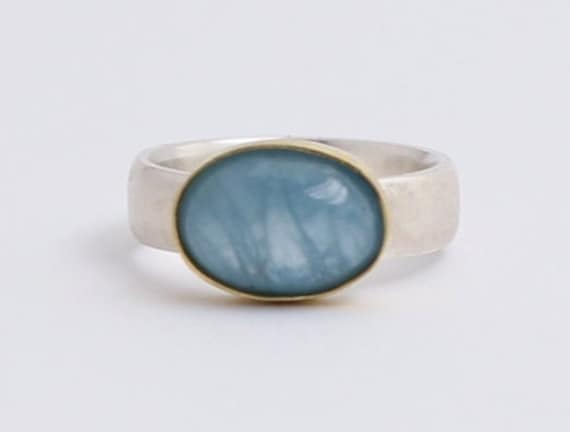 Ring Mit Silberschimmernden Aquamarin in 925 Silber Und 900 Gold von MartinaMerkleSchmuck