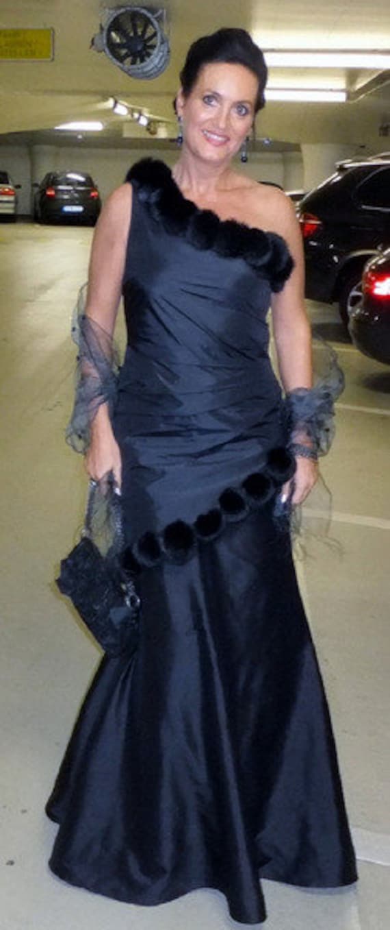 Schwarzes Abendkleid Mit Kaninfellbommeln von MartinaRModedesign