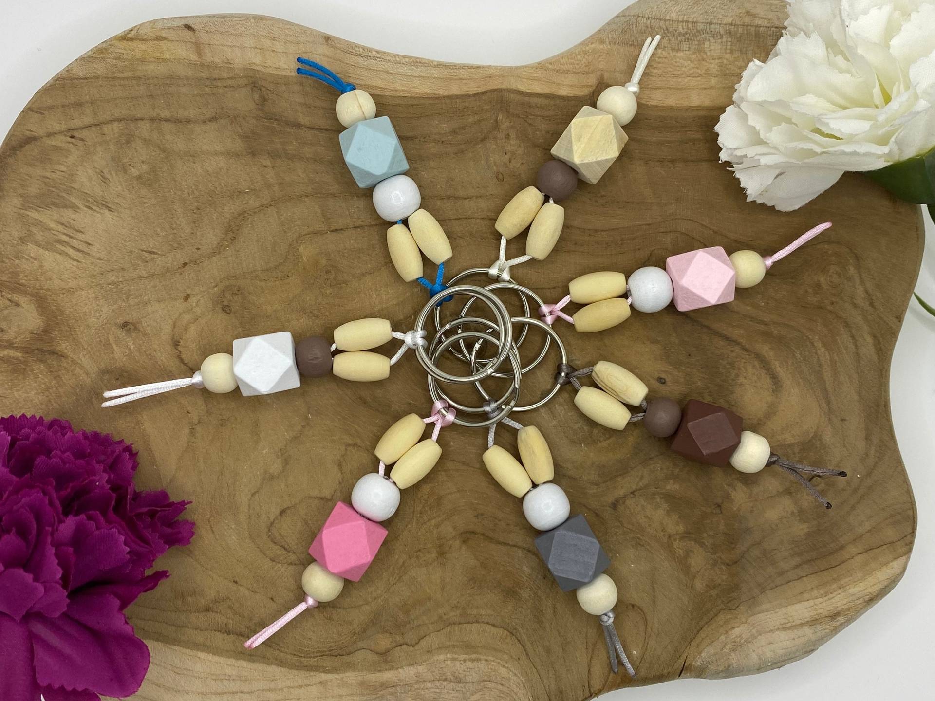 Schlüsselanhänger I Häschen Holzperlen Handmade von MartinasBastelei
