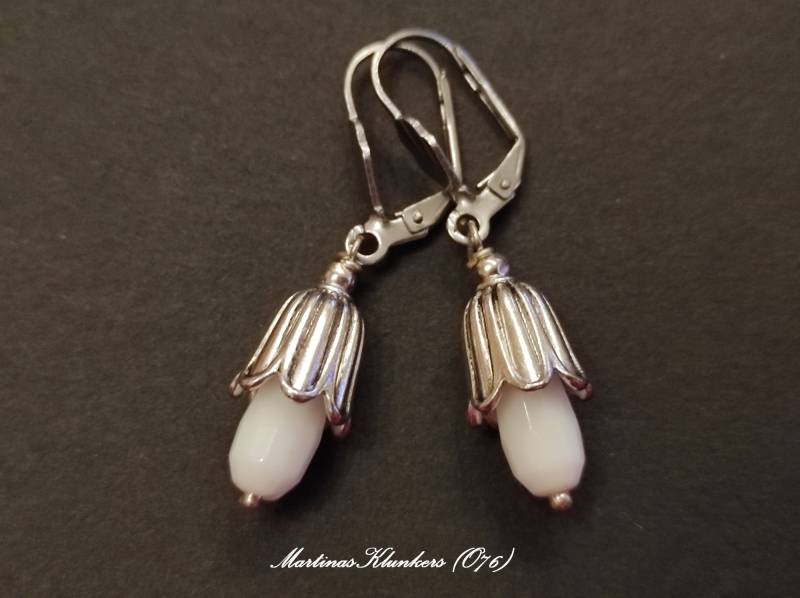 Blütenkelchohrringe Mit Weißen Jadetropfen | O 76 von MartinasKlunkers