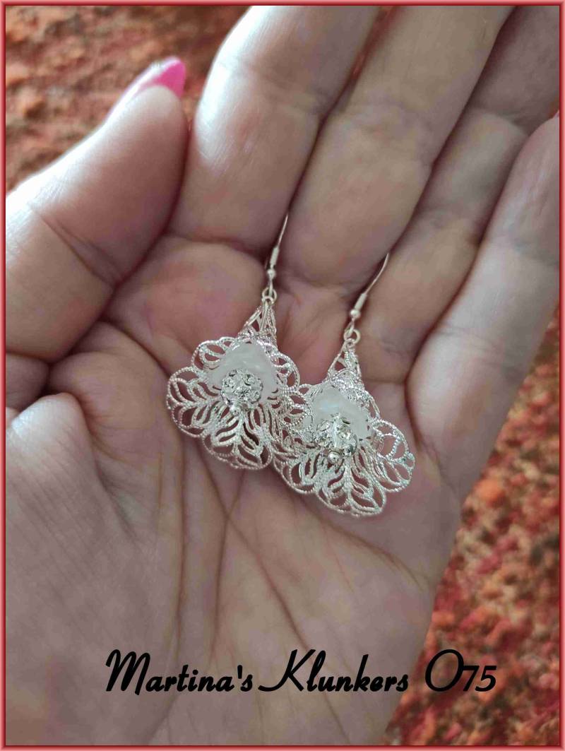 Filigrane Blütenohrringe Mit Strassperle | O 75 von MartinasKlunkers