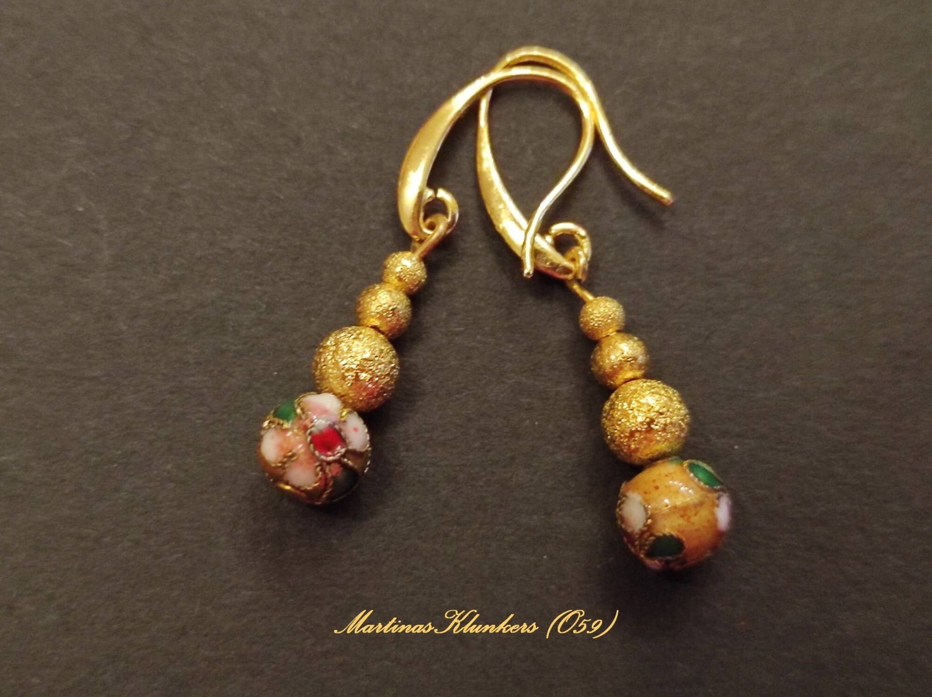 Goldene Kugelohrringe Mit Cloisonné-Perle | O59 von MartinasKlunkers