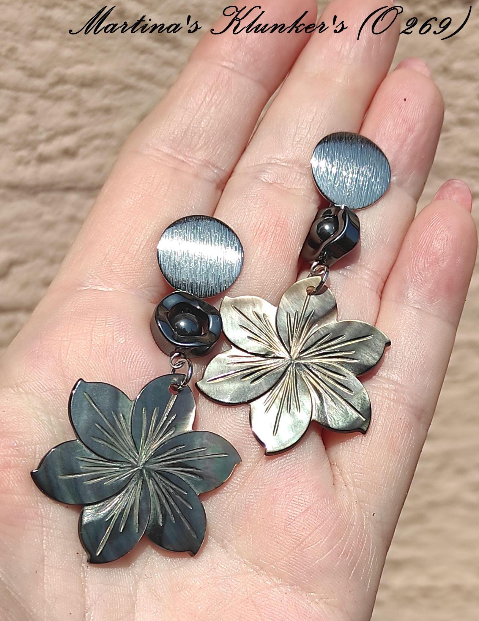Große Ohrstecker Mit Hämatit Und Perlmuttblume "Dark Star" | O 269 von MartinasKlunkers