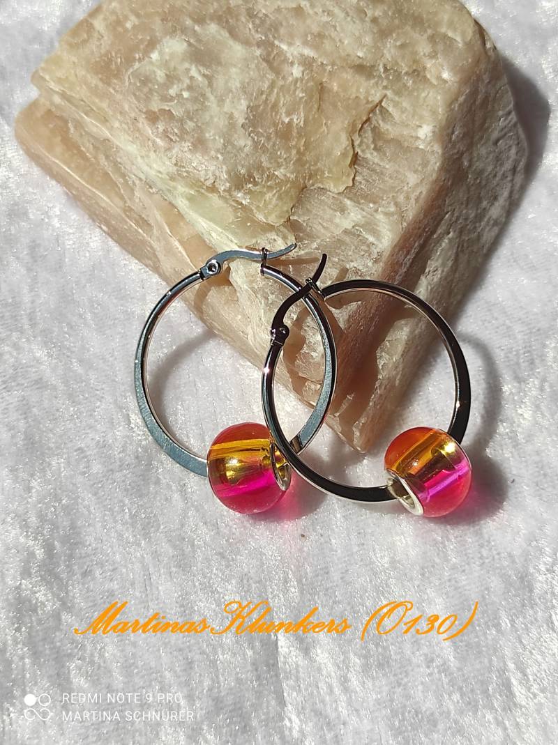 Hypoallergene Edelstahlcreolen Mit Pink-Gelbem Glas-Slider | O 130 von MartinasKlunkers