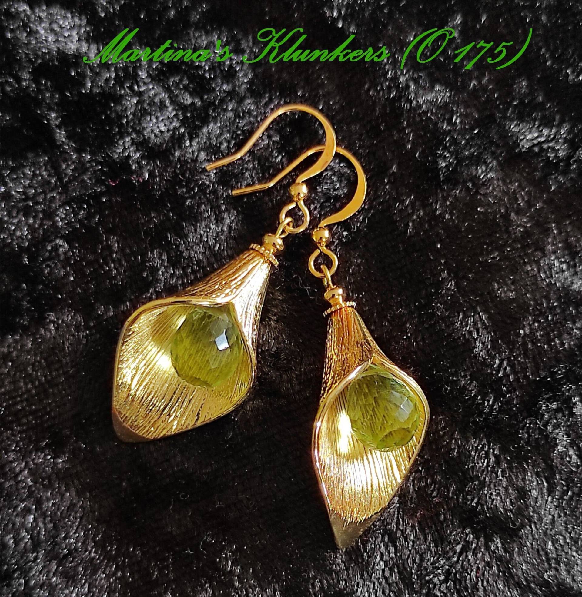 Ohrhaken Goldene Calla Mit Grünen Amethyst-Tropfen | O 175 von MartinasKlunkers