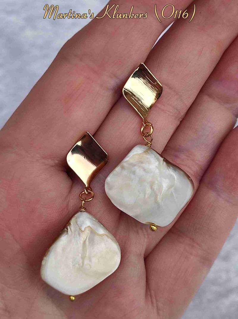 Rautenohrstecker Mit Perlmuttanhänger | O 116 von MartinasKlunkers