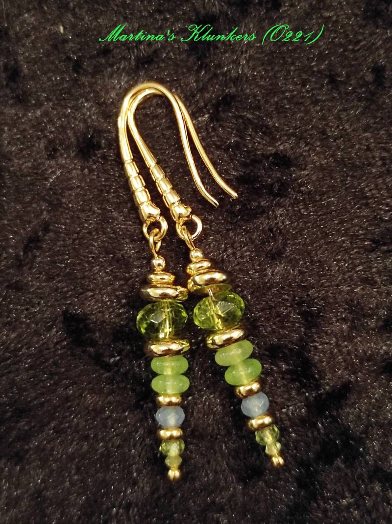 Vergoldete Ohrhaken Mit Peridot-Jade-Swarovski-Pendel | O 221 von MartinasKlunkers