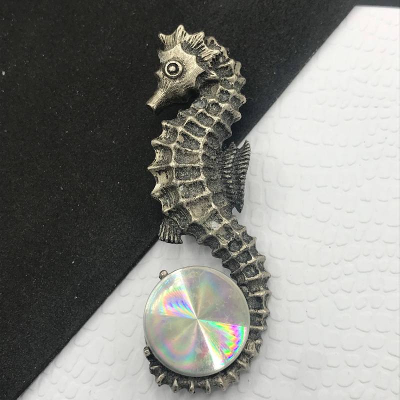 Designer Signiert Jewelarama Seepferdchen Brosche, Vintage Sammler Pin, Modeschmuck Strand Geschenk Designer Signiert Jewelarama Seepferdchen Brosche, Vintage Sammler Pin, Modeschmuck Strand Geschenk von MartiniMermaid
