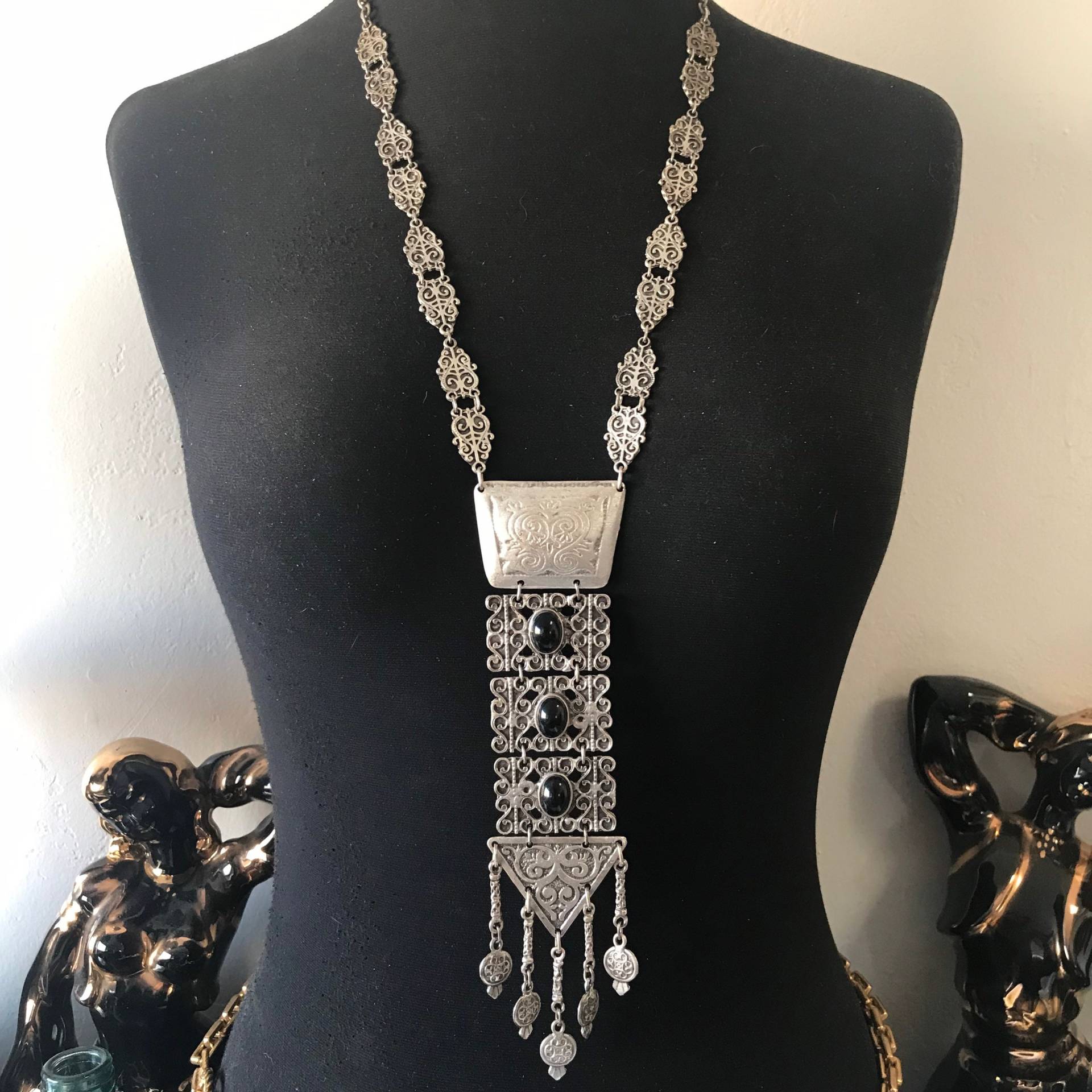 Riesiger Anhänger Silber Ton Metall Lange Halskette Sammlerstück Statement Modeschmuck 1960Er 1970Er Jahre Riesiger Anhänger Silber Ton Metall Lange Halskette Sammlerstück Statement Modeschmuck 1960Er 1970Er Jahre von MartiniMermaid