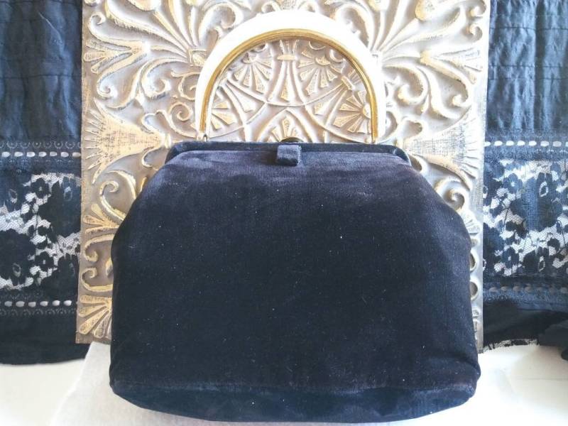 Vintage Schwarze Samt Clutch Geldbörse, High End Mid Century Rockabilly Glamour Girl Handtasche, Designer Signierter Ingber Lucite Griff von MartiniMermaid