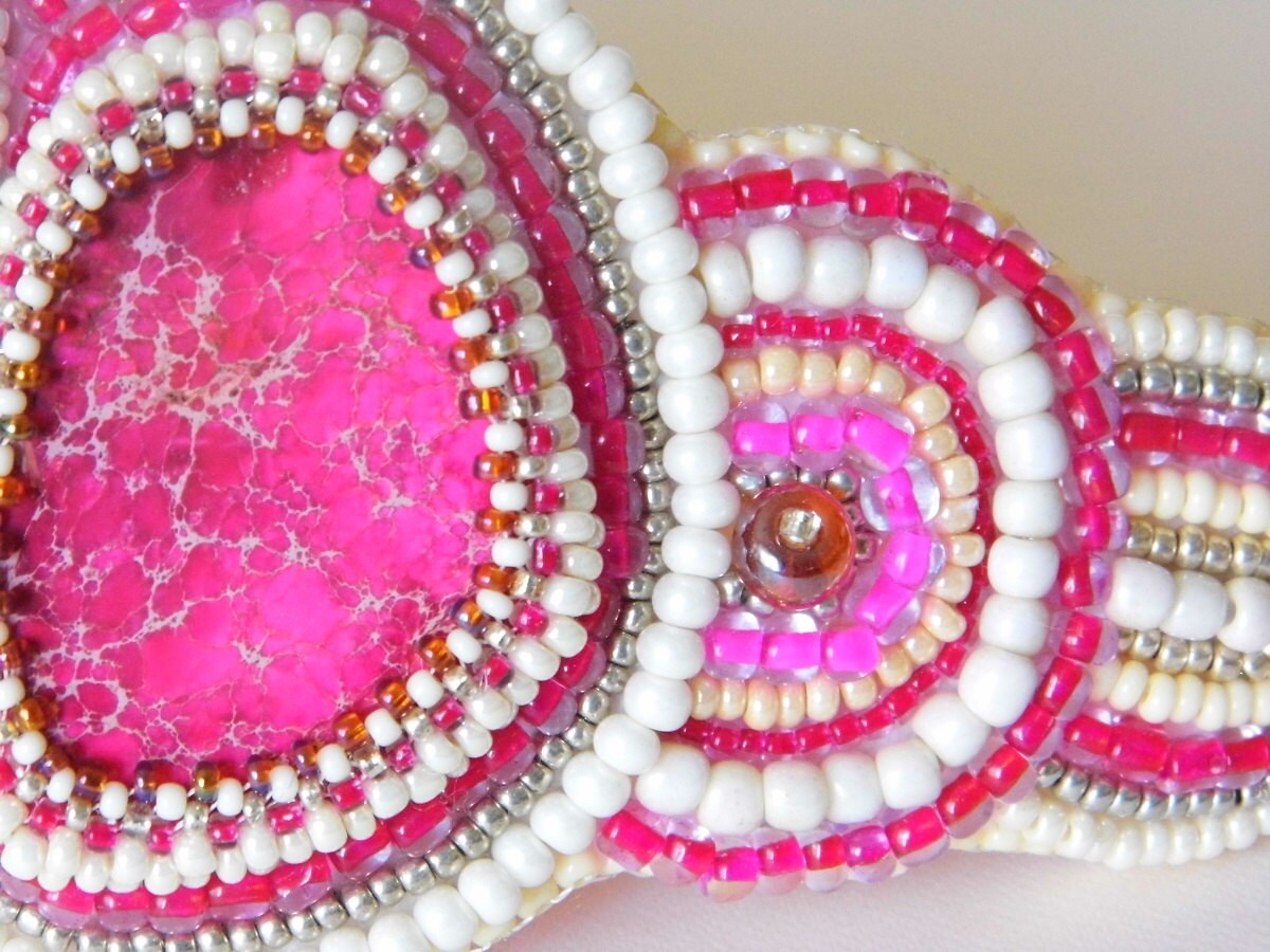 Creme Weiß Und Rosa Fuchsia Manschetten Armband/Perlenstickerei Perlen Beadwork Manschette Creme Weiß Und Rosa Fuchsia Manschetten Armband/Perlenstickerei Perlen Beadwork Manschette von Martinia