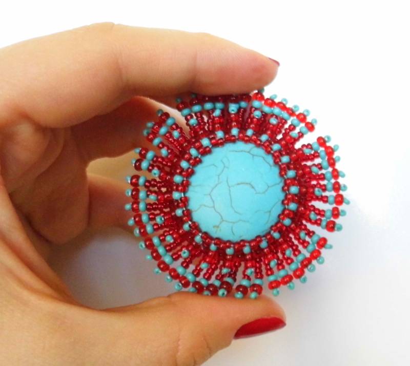 Perlen Blau Rot Brosche Mit Blauem Howlith-Cabochon/Perlenstickerei von Martinia
