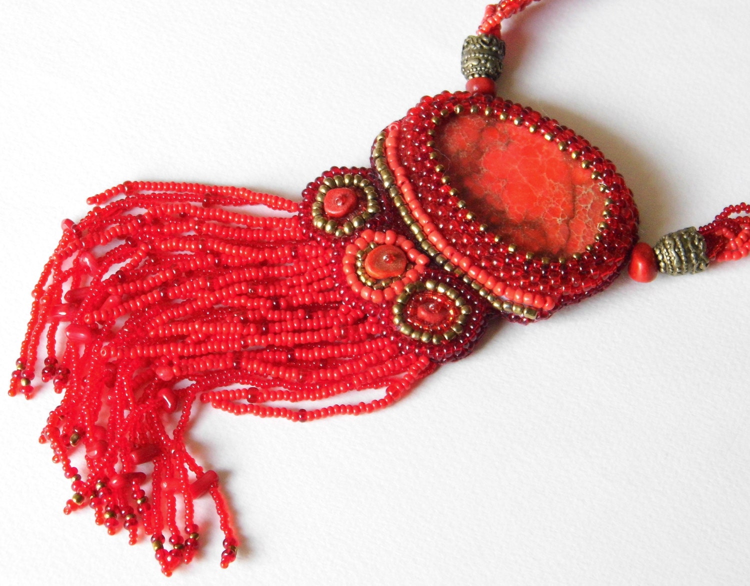 Perlenkette Mit Natürlichen Regalite Cabochon Und Korallen/Perlen Bead Stickerei Statement-Kette Anhänger Halskette Perlenkette Mit Natürlichen Regalite Cabochon Und Korallen/Perlen Bead Stickerei Statement-Kette Anhänger Halskette von Martinia