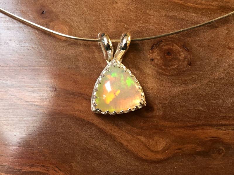 Crystal Opal Trillion Anhänger Sterling Silber Bezel Set Crystal Opal Trillion Anhänger Sterling Silber Bezel Set von MartinsJewelleryAU