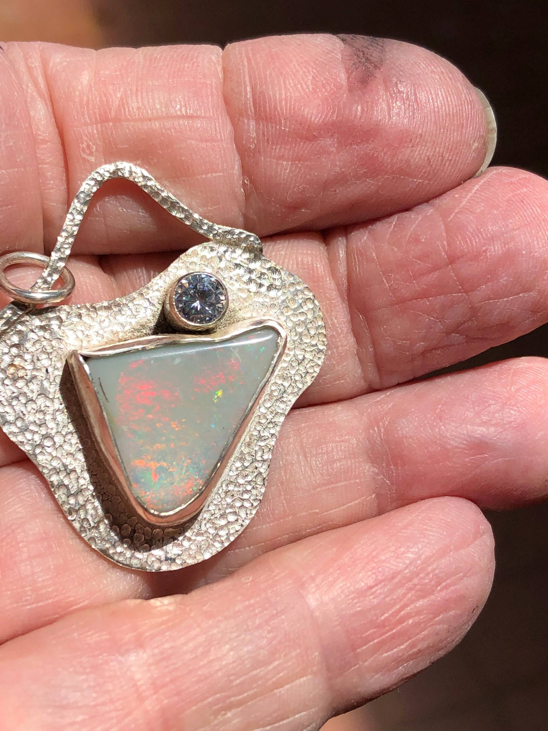 Opal Anhänger Mit 5mm Klaren Rund Geschliffenen Zirkon Opal Anhänger Mit 5mm Klaren Rund Geschliffenen Zirkon von MartinsJewelleryAU